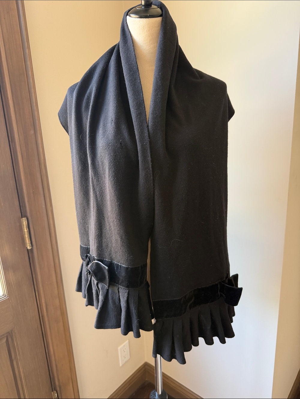 I MAGNIN VINTAGE Black Merino Wool Shawl Wrap Ruffle Edge Black Velvet Trim Bows